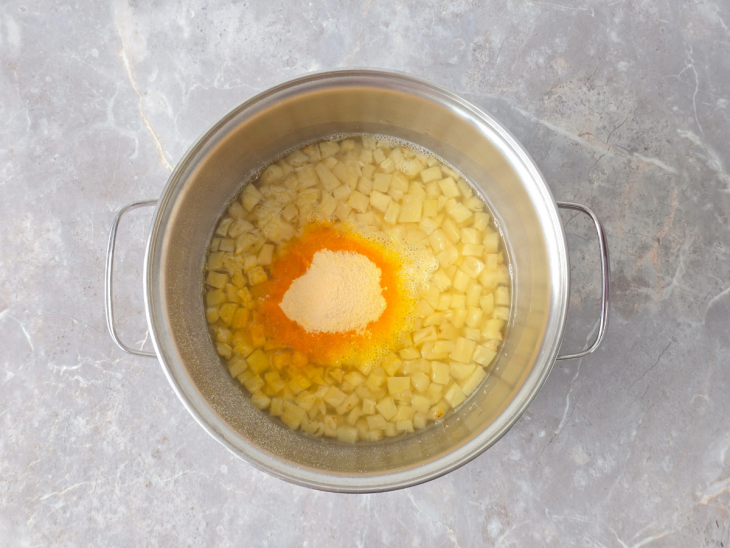 Gelatina sendo misturada ao preparo quente até dissolver.