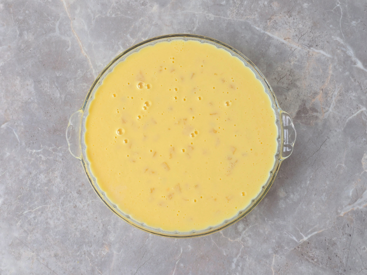 Mousse sendo colocada em refratário ou taças individuais.