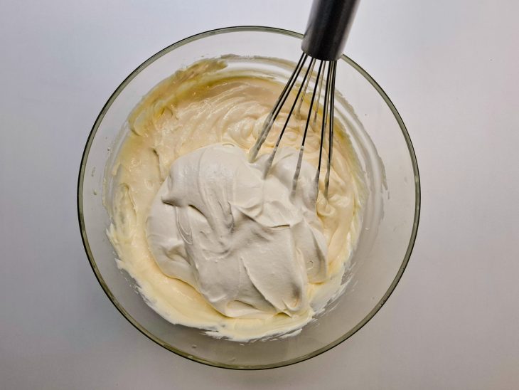 Chantilly incorporado ao creme branco.