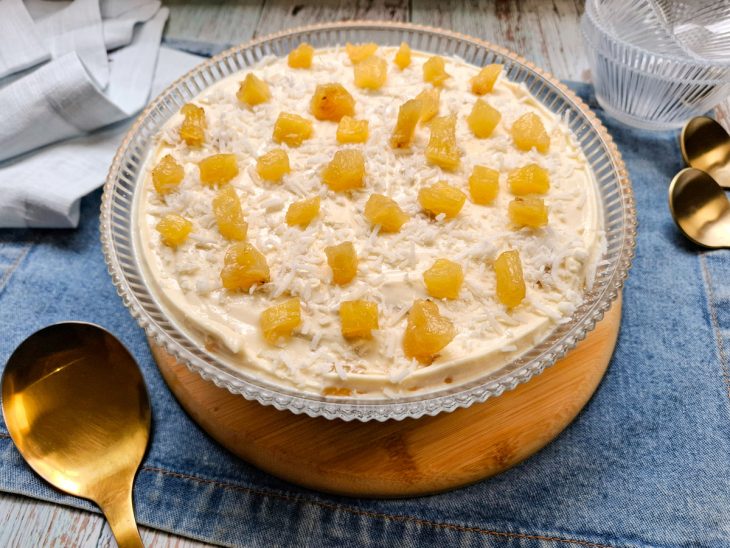 Mousse de abacaxi sem gelatina pronto para servir.