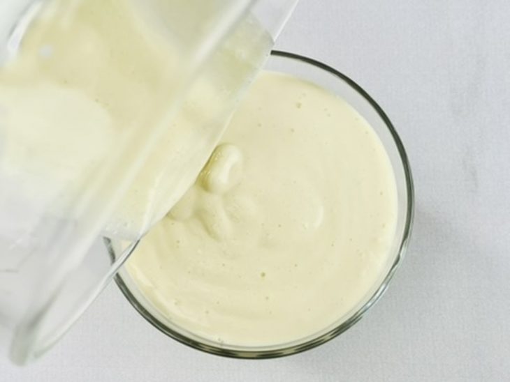 Mousse despejada em um recipiente de vidro redondo.