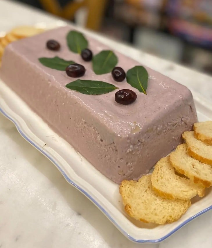 Mousse de azeitona com manjericão