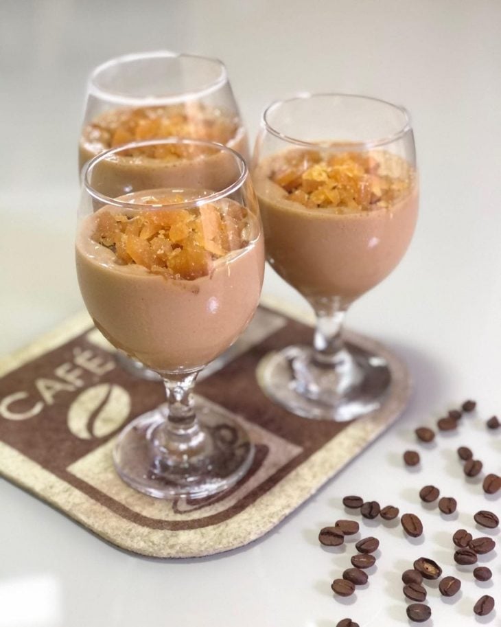 Mousse de café com crocante de caramelo