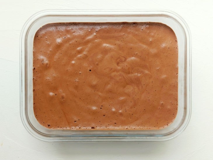 Um recipiente contendo mousse de chocolate.