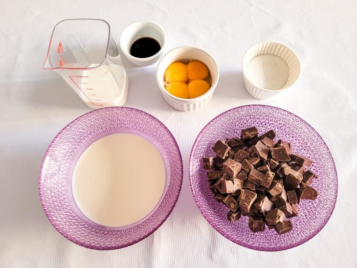 Ingredientes da mousse de chocolate aerado reunidos.