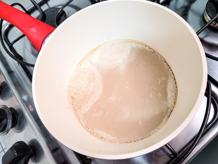 Panela com ingredientes líquidos borbulhando.