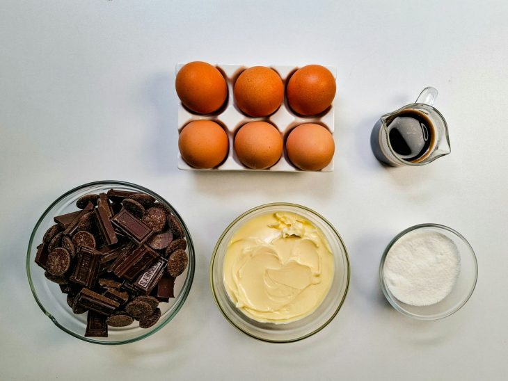 Ingredientes reunidos na bancada.