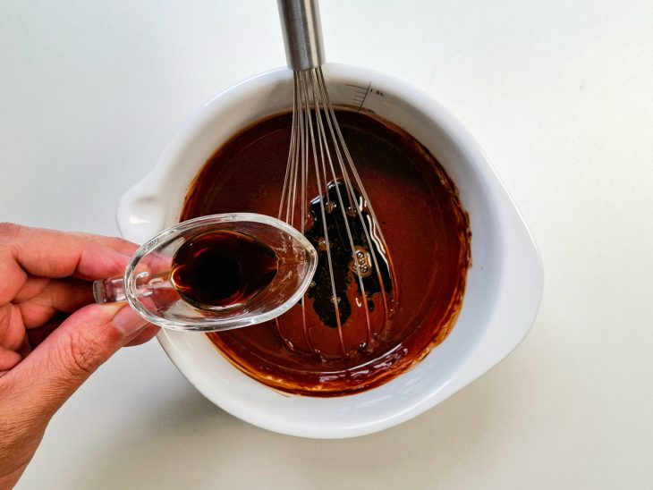 O café e a baunilha adicionados ao chocolate.