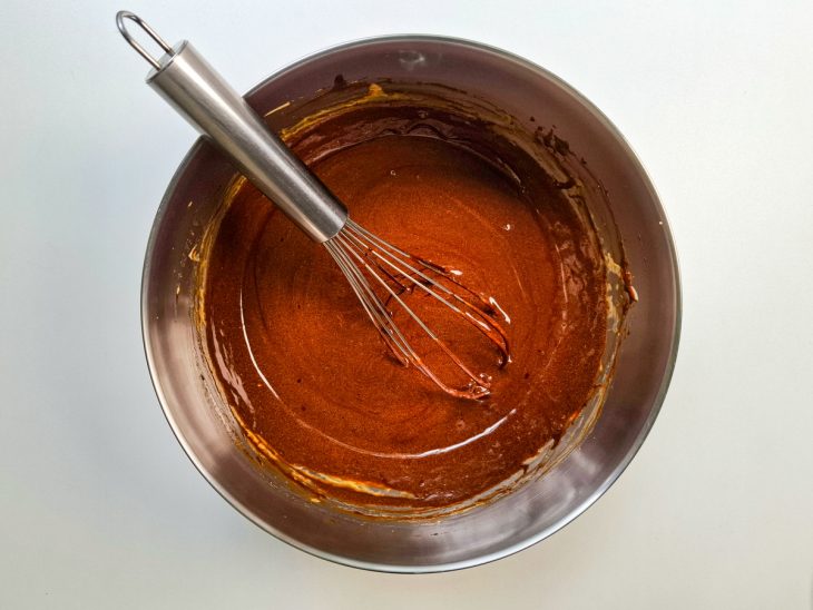 Gemas do banho-maria adicionadas ao chocolate.