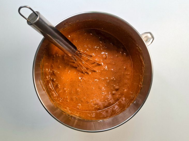 Claras em neve incorporadas ao chocolate, até formar um creme.