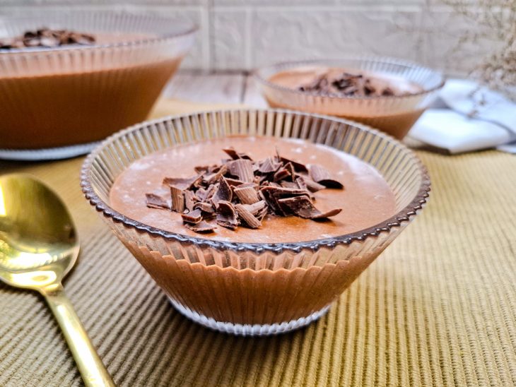 Mousse pronta, porções individuais servidas em pequenas tigelinhas.
