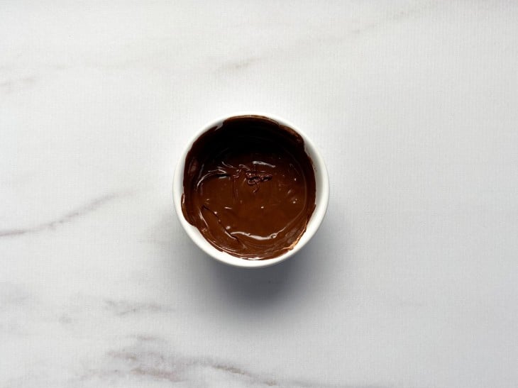 Chocolate derretido em um potinho.