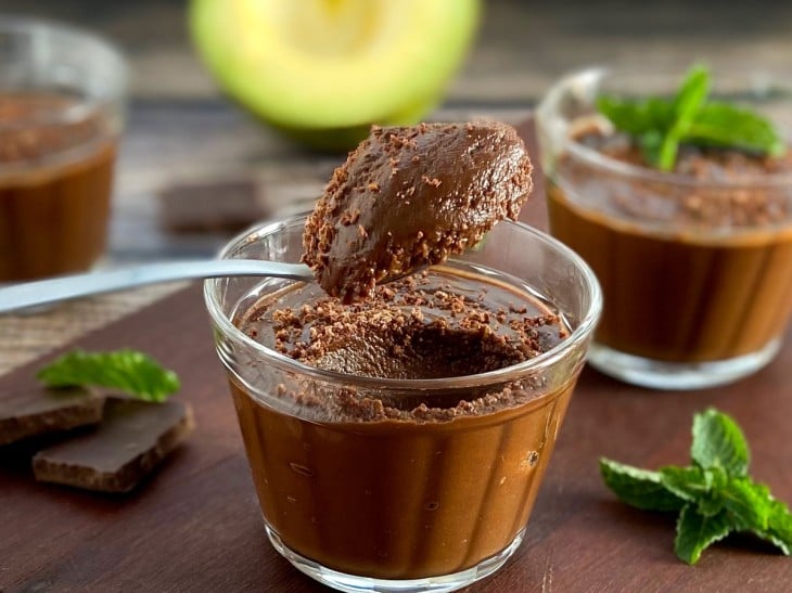 Mousse de chocolate com abacate com um colher sendo retirada.