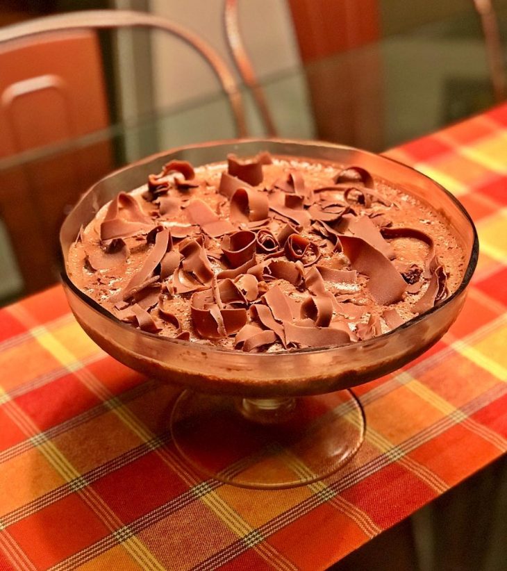 Mousse de chocolate com avelãs