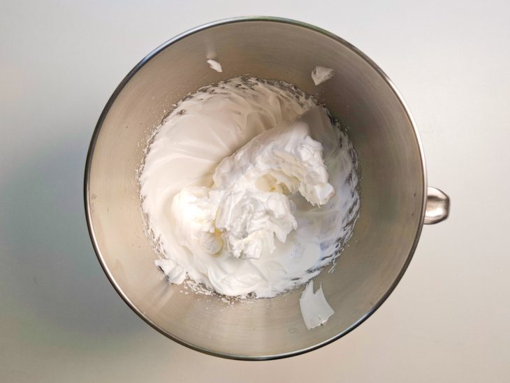 Claras em neve na tigela da batedeira.
