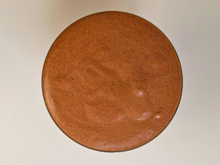 Mousse colocada num recipiente individual.