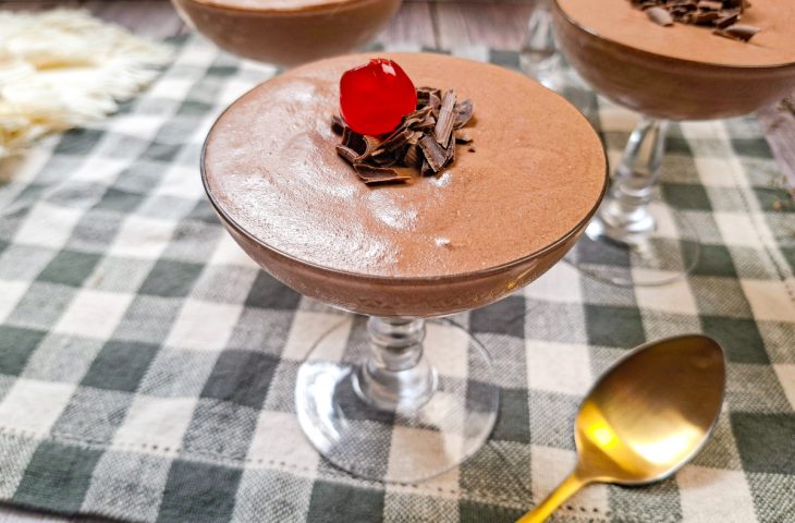 Mousse de chocolate com cereja