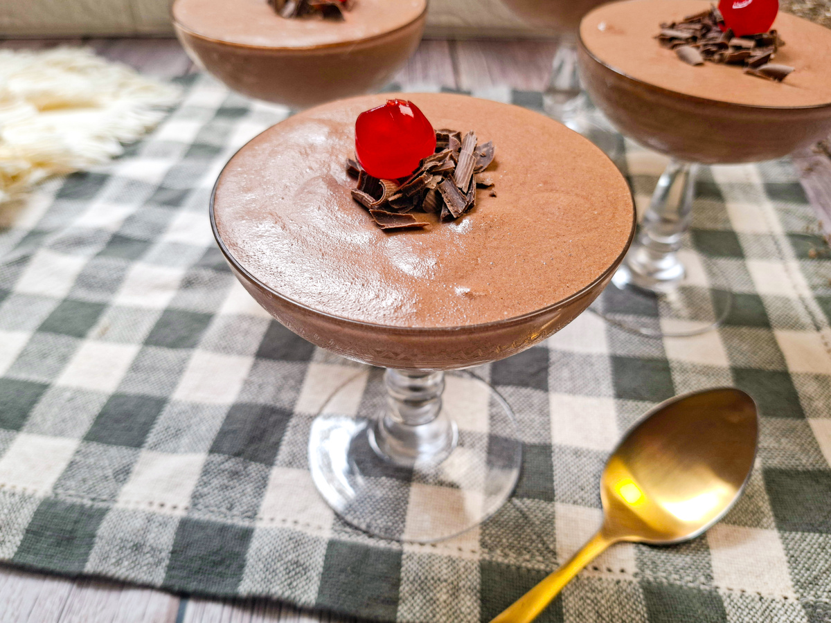 Mousse de chocolate com cereja