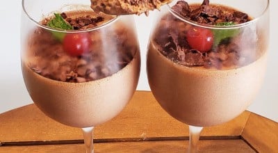 Mousse de chocolate com cereja