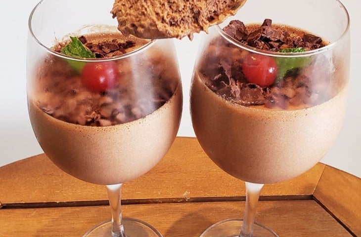 Mousse de chocolate com cereja