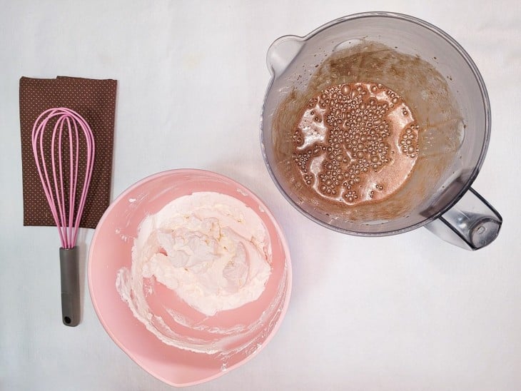 Um liquidificador com uma mistura de creme de leite, leite condensado, chocolate em pó e chocolate picado.