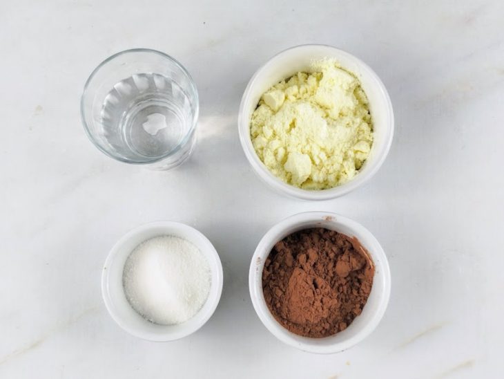 ingredientes para preparo de mousse de chocolate com leite em pó separados e organizados.
