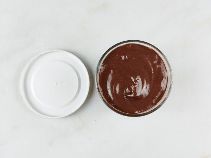mousse finalizado e em pote para gelar.