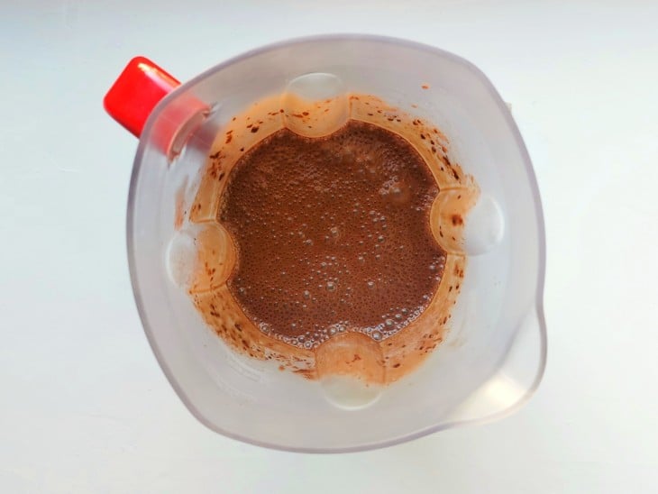 Liquidificador com líquido da cor de chocolate.