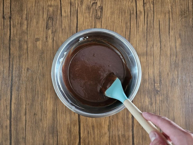 Um recipiente com a mistura de chocolate derretido, leite condensado e creme de leite.
