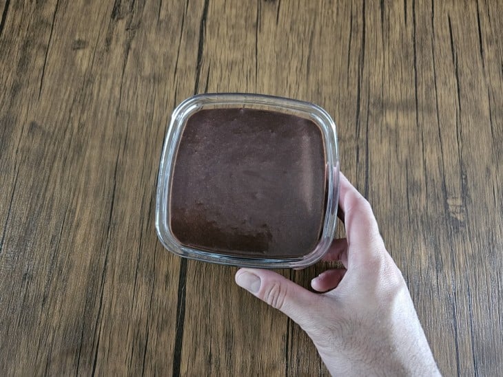 Um recipiente contendo mousse de chocolate.