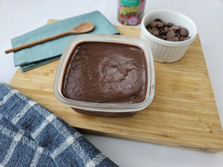 Um recipiente contendo mousse de chocolate.