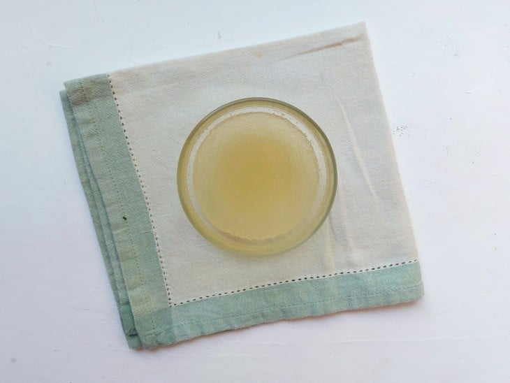 Gelatina incolor aquecida em recipiente.