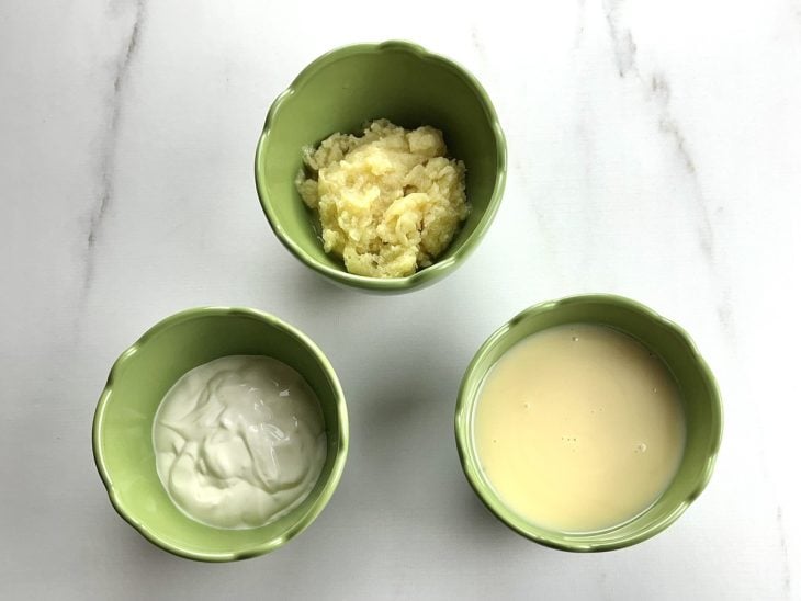 Uma bancada com os ingredientes separados.