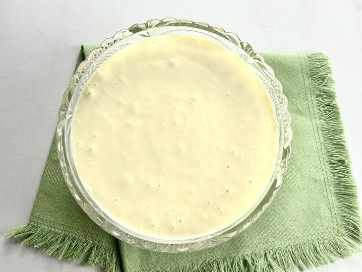 Um recipiente com mousse de cupuaçu antes de resfriar.