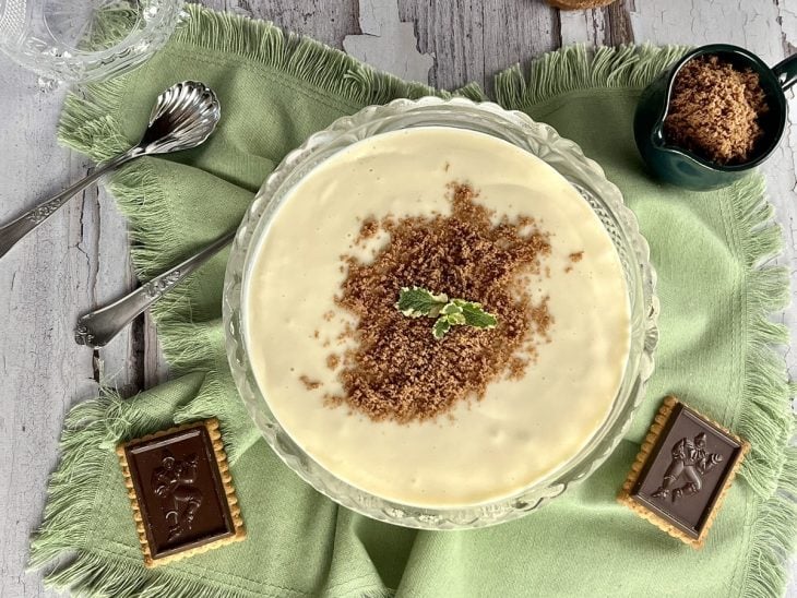 Um recipiente contendo mousse de cupuaçu.
