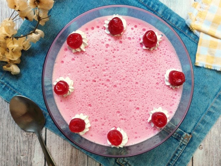 Um recipiente contendo mousse de gelatina.