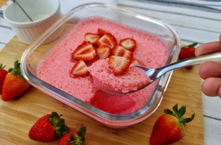 Mousse de gelatina de morango