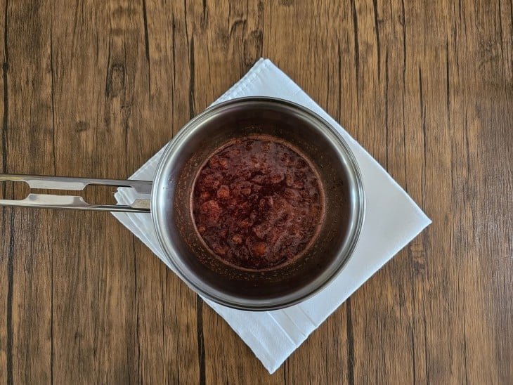 Uma panela com geleia de morango caseira.