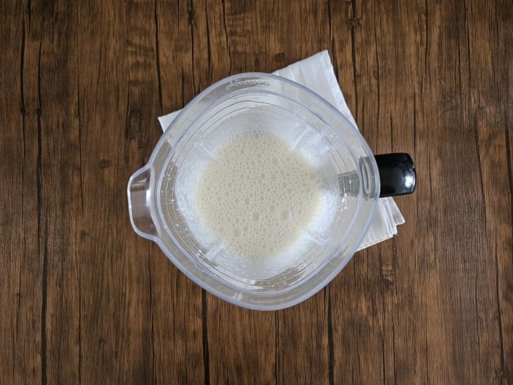 Um liquidificador com a mistura de leite condensado, creme de leite, leite e gelatina hidratada.
