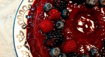 Mousse de leite em pó com calda de frutas vermelhas