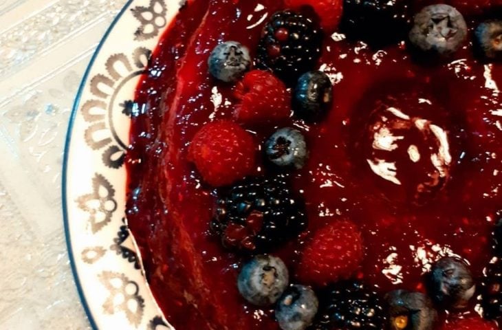 Mousse de leite em pó com calda de frutas vermelhas