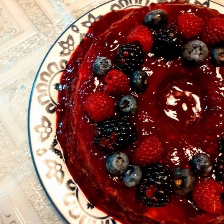 Mousse de leite em pó com calda de frutas vermelhas