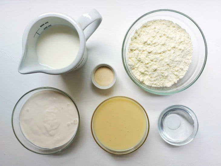Ingredientes da mousse de leite Ninho reunidos.