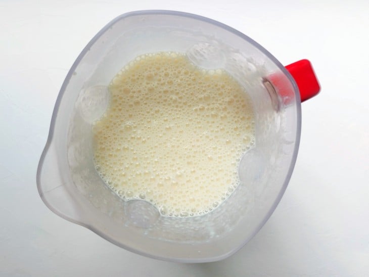 Liquidificador com ingredientes batidos e misturados homogeneamente.