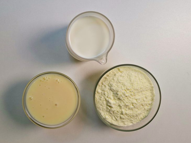 Ingredientes separados sobre a bancada para o preparo da mousse.