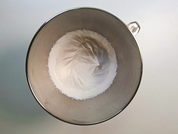 Chantilly sendo batido na batedeira até começar a formar picos.