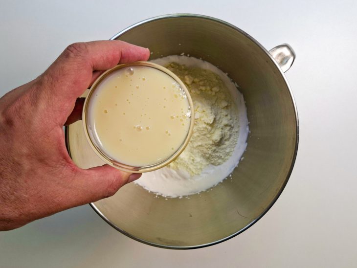 Leite Ninho e leite condensado sendo incorporados ao chantilly batido.