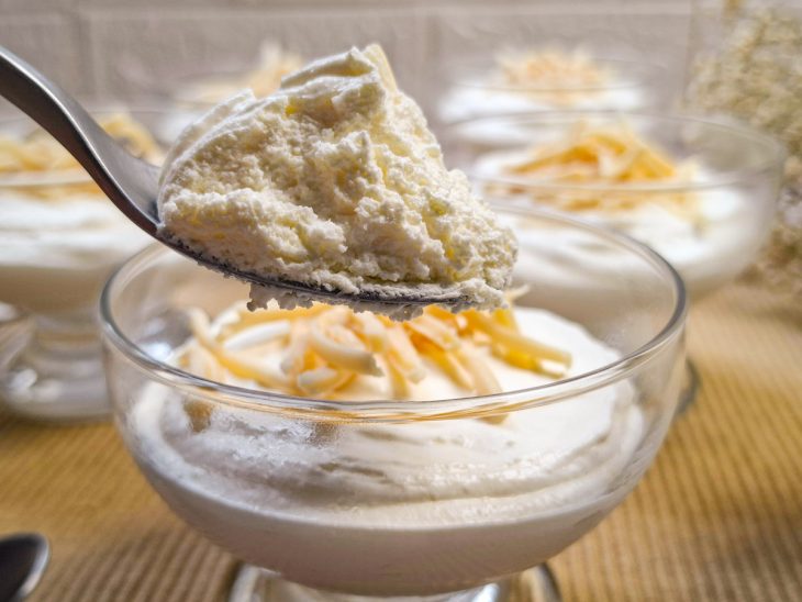 Colher mergulhando na mousse, revelando textura cremosa.