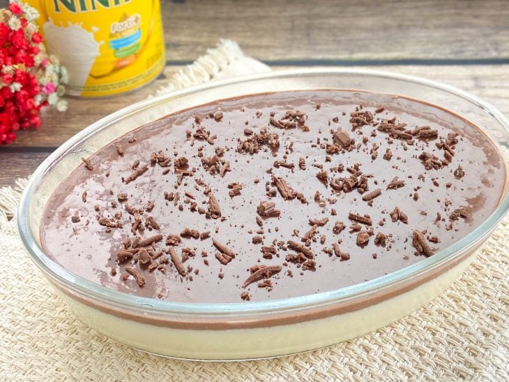 Uma travessa contendo mousse de leite Ninho com chocolate.