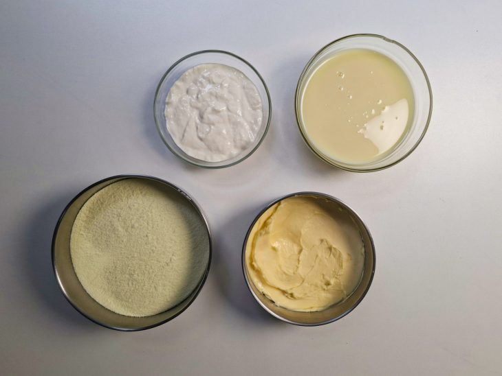 Ingredientes organizados sobre a bancada prontos para o preparo.